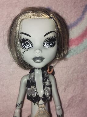 monster high Frankie Stein 2008 gray and black fashion doll